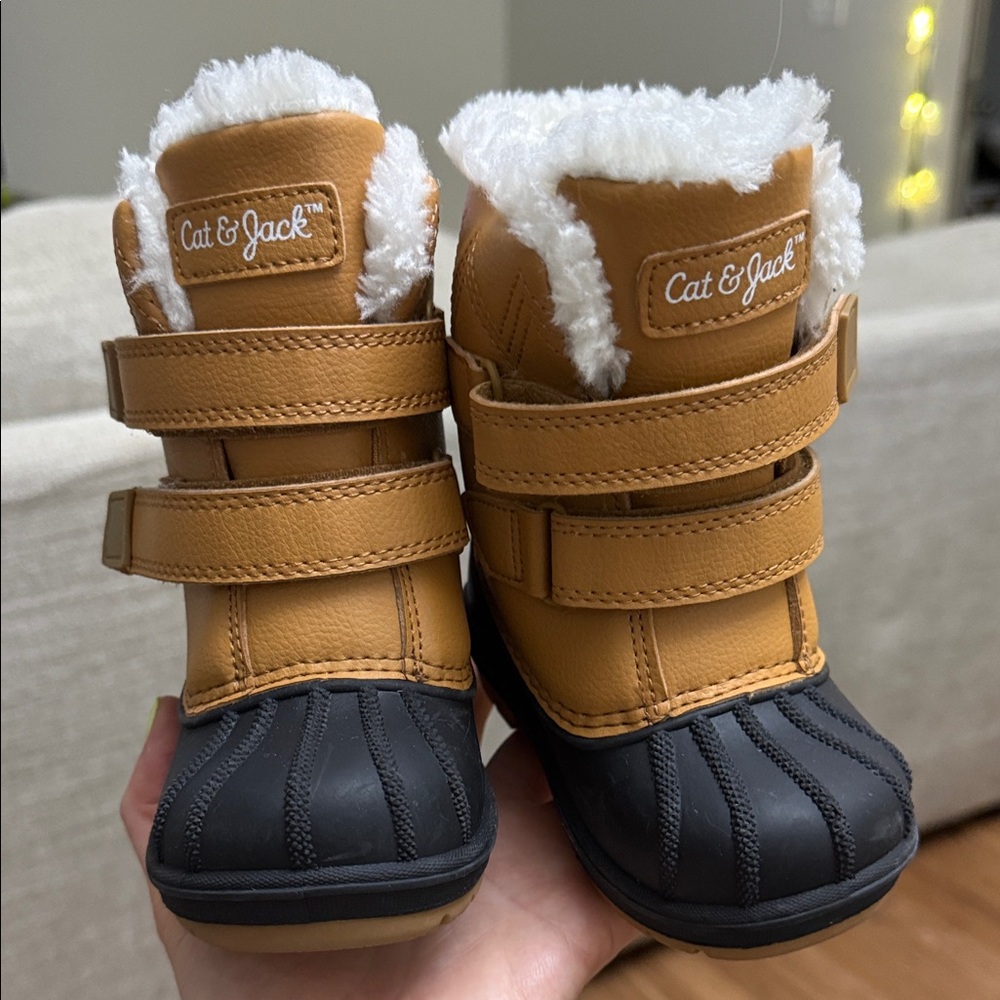 Toddler Snow Boots LIKE NEW (Size 6)
